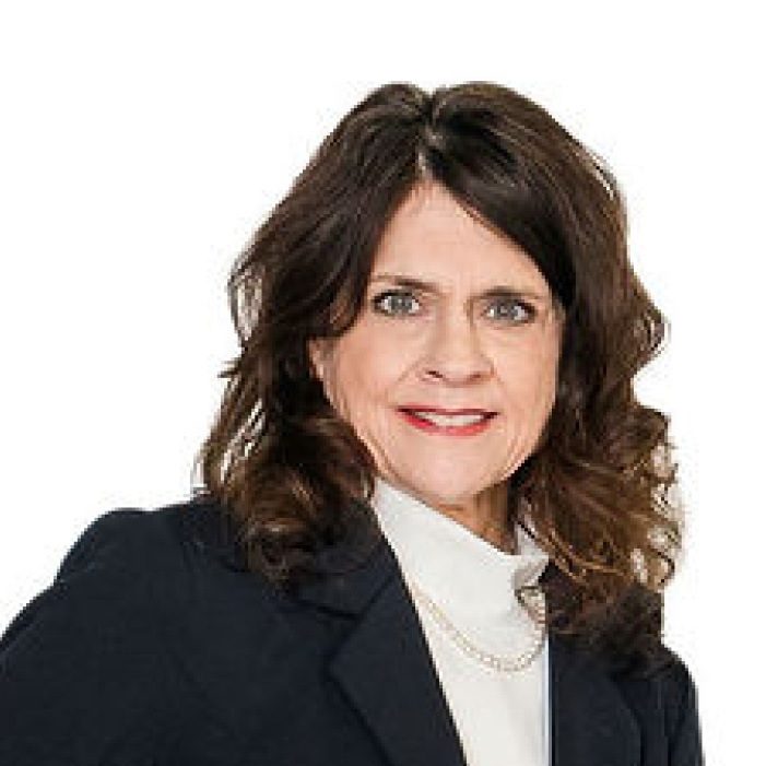 Headshot of Kari Leuthner